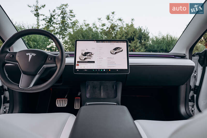 Седан Tesla Model 3 2023 в Чернівцях