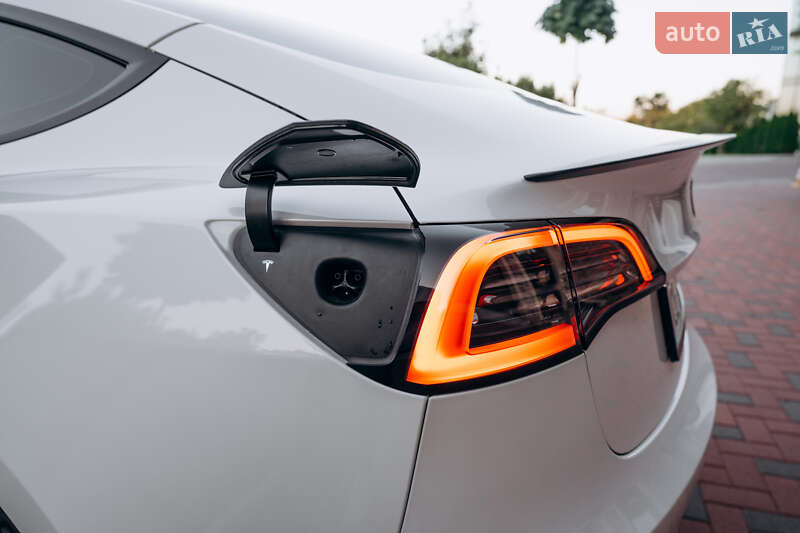 Седан Tesla Model 3 2023 в Чернівцях