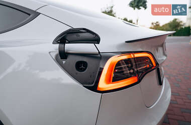 Седан Tesla Model 3 2023 в 