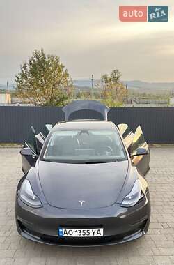 Седан Tesla Model 3 2021 в 