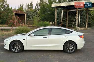 Седан Tesla Model 3 2022 в 