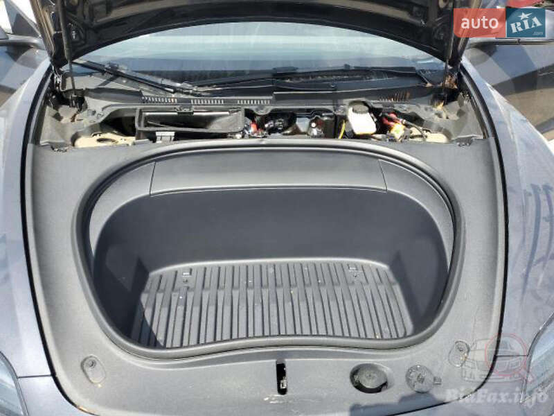 Седан Tesla Model 3 2024 в Самборе