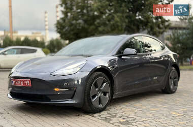 Седан Tesla Model 3 2022 в 