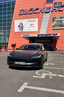 Седан Tesla Model 3 2024 в 