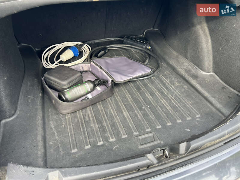 Седан Tesla Model 3 2018 в Луцке
