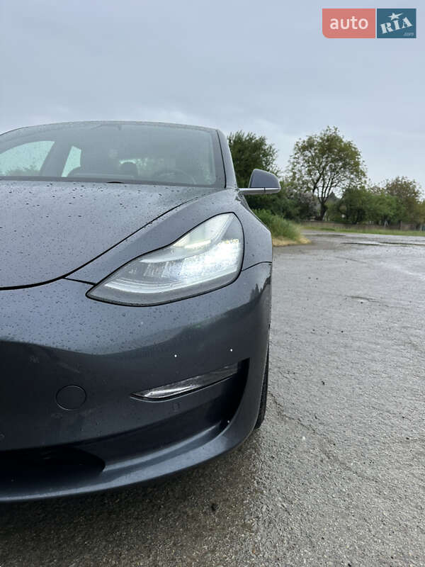 Седан Tesla Model 3 2019 в Черновцах
