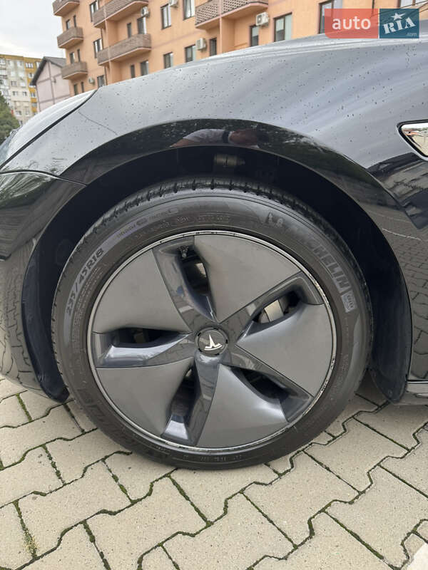 Седан Tesla Model 3 2020 в Ужгороде