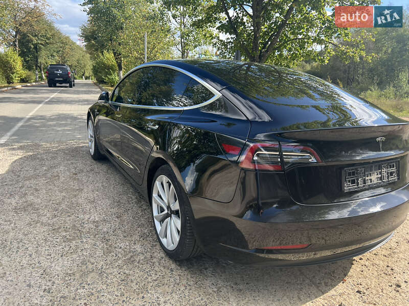 Седан Tesla Model 3 2018 в Долині