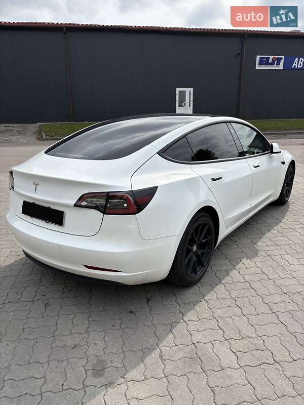 Седан Tesla Model 3 2021 в Львові