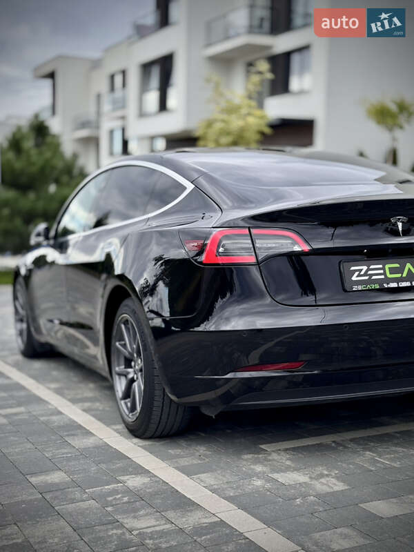 Седан Tesla Model 3 2019 в Ужгороде