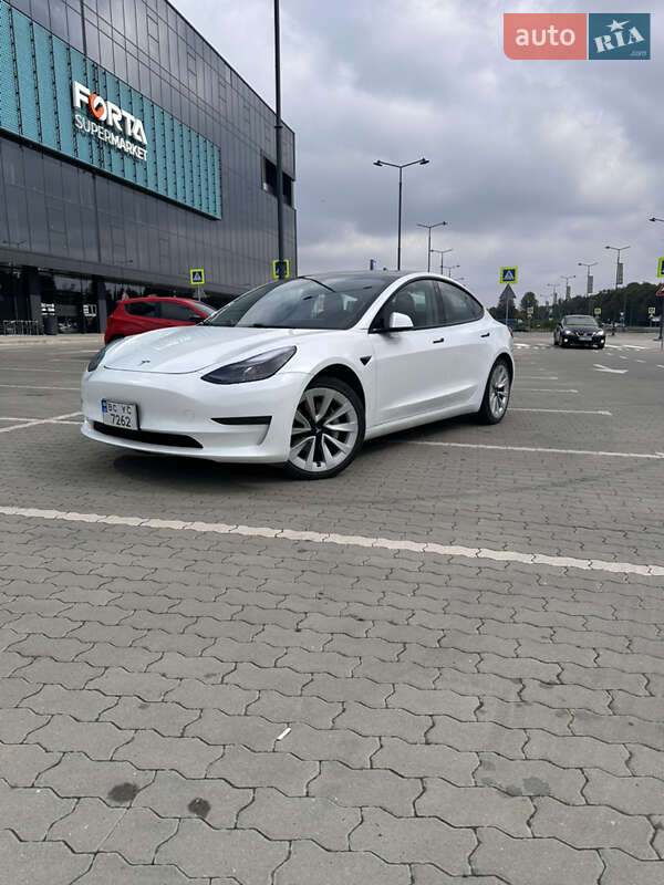 Седан Tesla Model 3 2020 в Львове