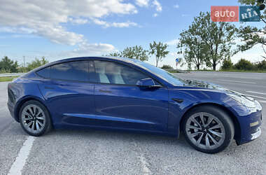 Седан Tesla Model 3 2022 в 