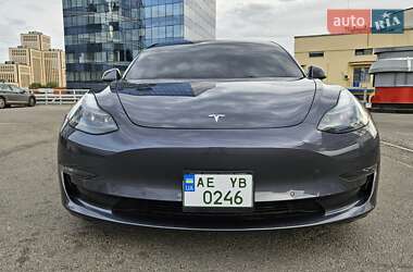 Седан Tesla Model 3 2022 в 