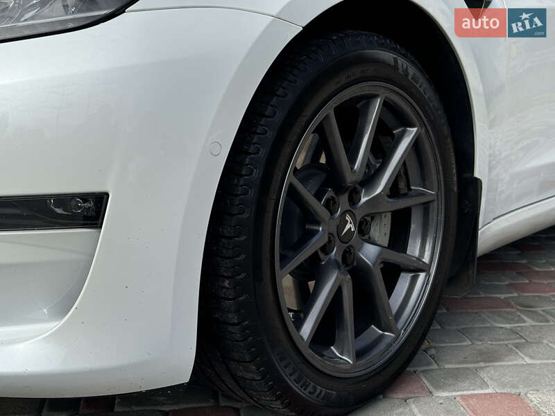 Седан Tesla Model 3 2021 в Виннице
