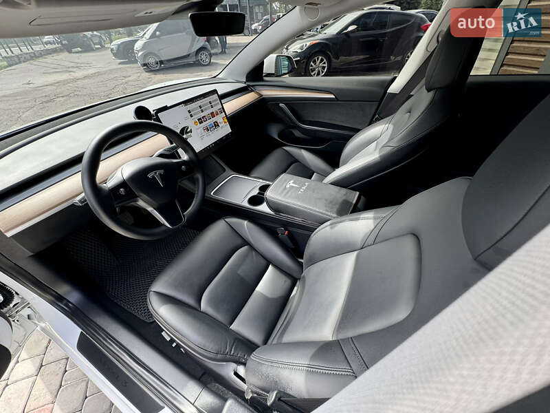 Седан Tesla Model 3 2021 в Виннице