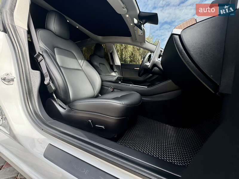 Седан Tesla Model 3 2021 в Виннице