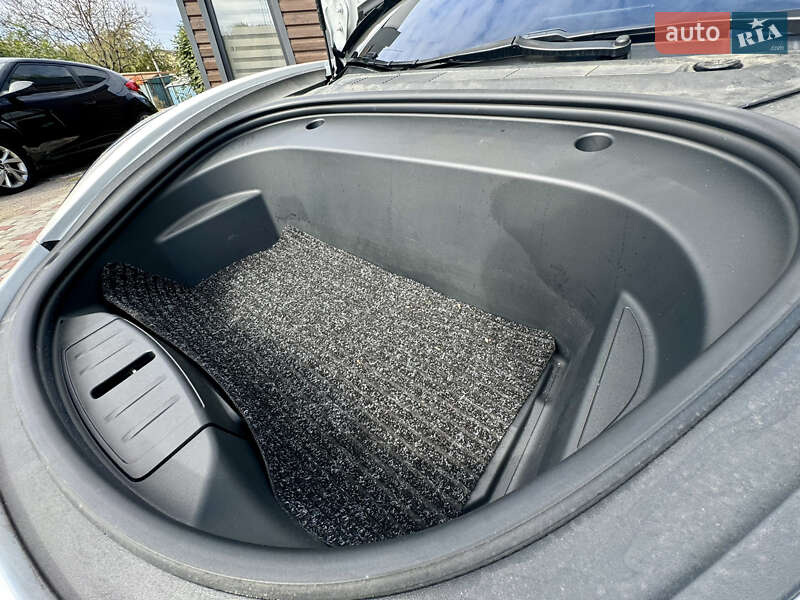 Седан Tesla Model 3 2021 в Виннице