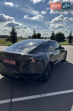 Седан Tesla Model 3 2024 в 