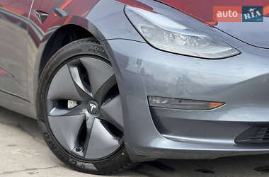 Седан Tesla Model 3 2023 в 