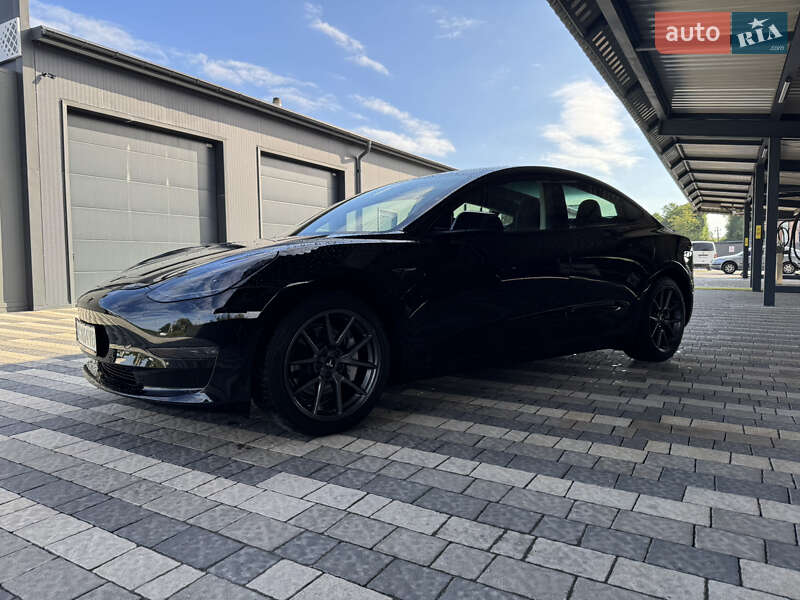 Седан Tesla Model 3 2021 в Львове