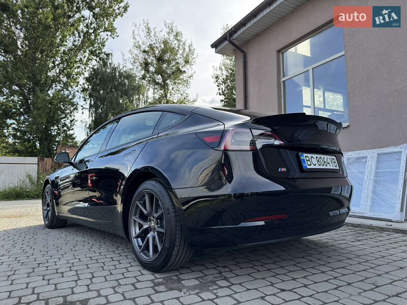 Седан Tesla Model 3 2021 в Львове