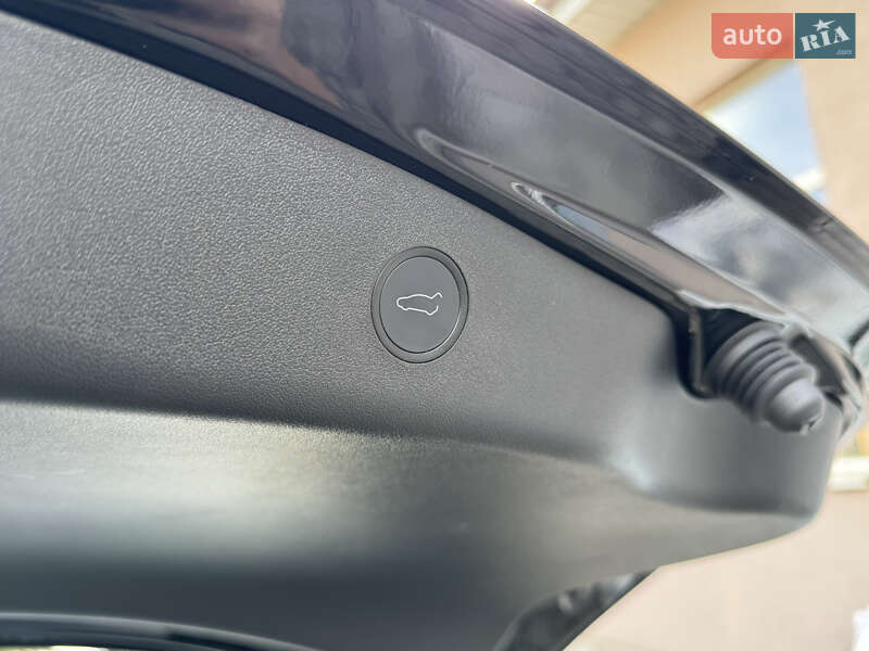 Седан Tesla Model 3 2021 в Львове
