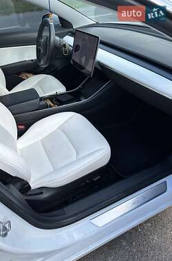 Седан Tesla Model 3 2020 в 