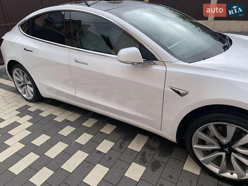 Седан Tesla Model 3 2019 в Львові