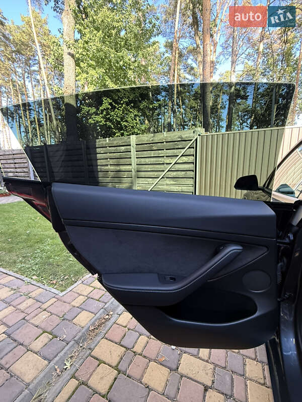 Седан Tesla Model 3 2022 в Буче