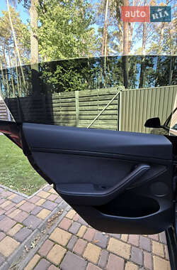 Седан Tesla Model 3 2022 в 