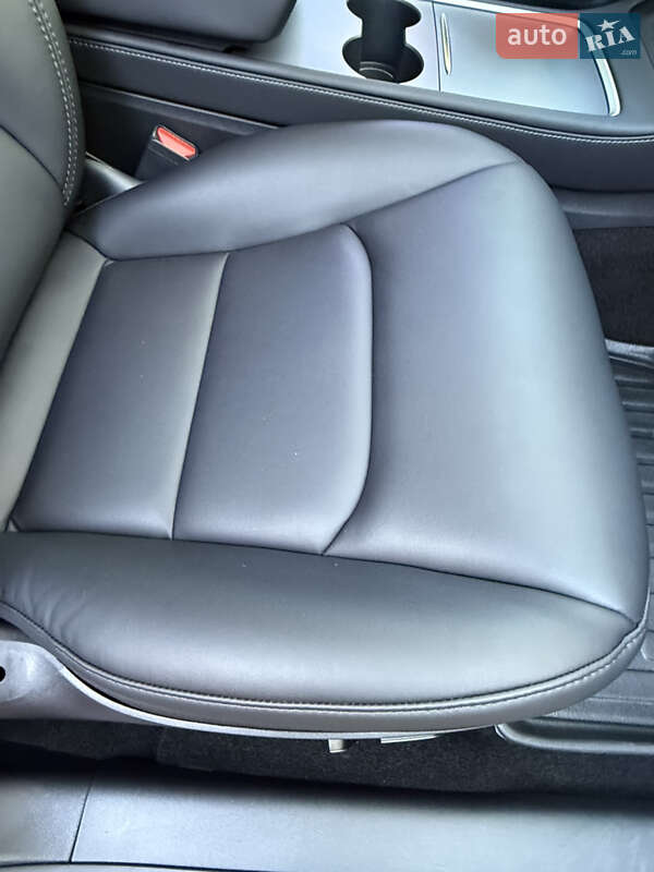 Седан Tesla Model 3 2022 в Буче