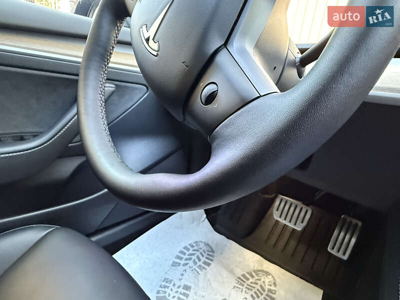 Седан Tesla Model 3 2022 в Буче