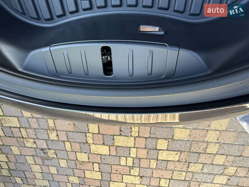 Седан Tesla Model 3 2022 в Буче