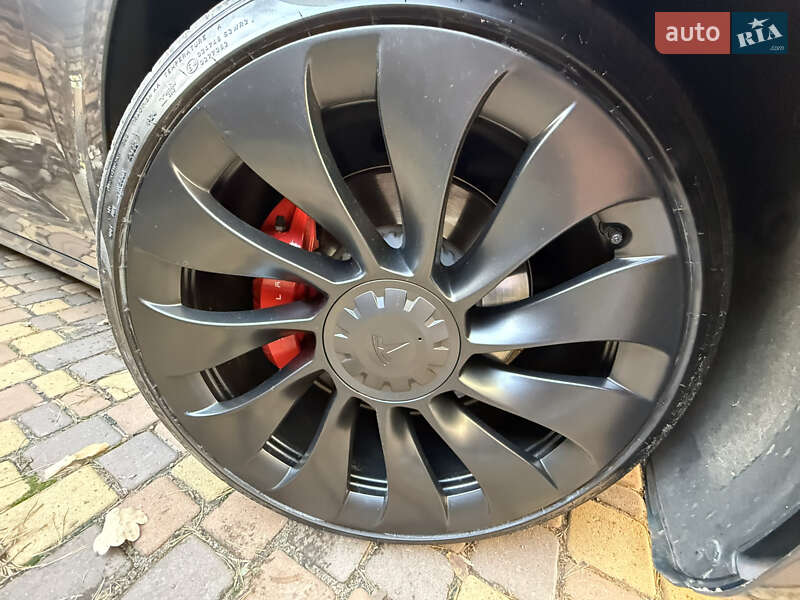 Седан Tesla Model 3 2022 в Буче