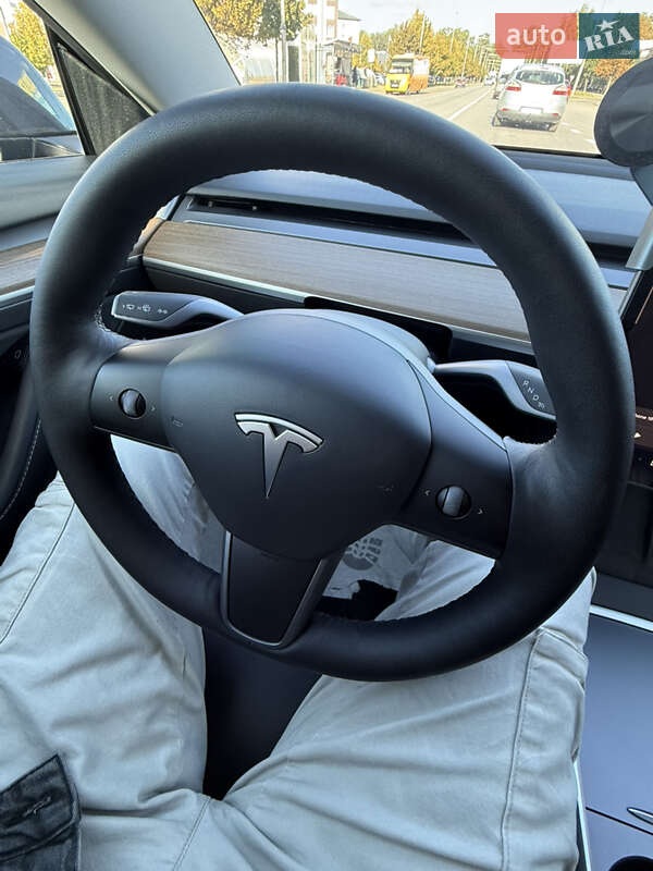 Седан Tesla Model 3 2022 в Буче