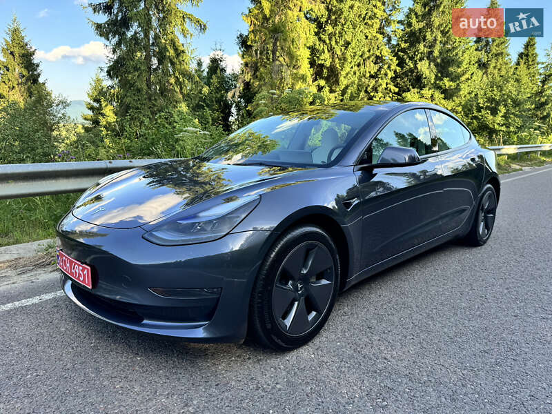 Седан Tesla Model 3 2023 в Львове