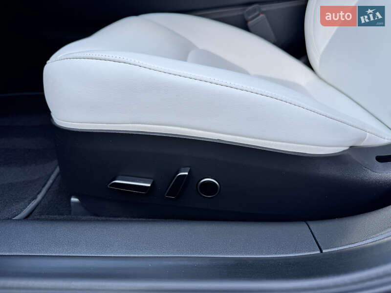 Седан Tesla Model 3 2023 в Львове