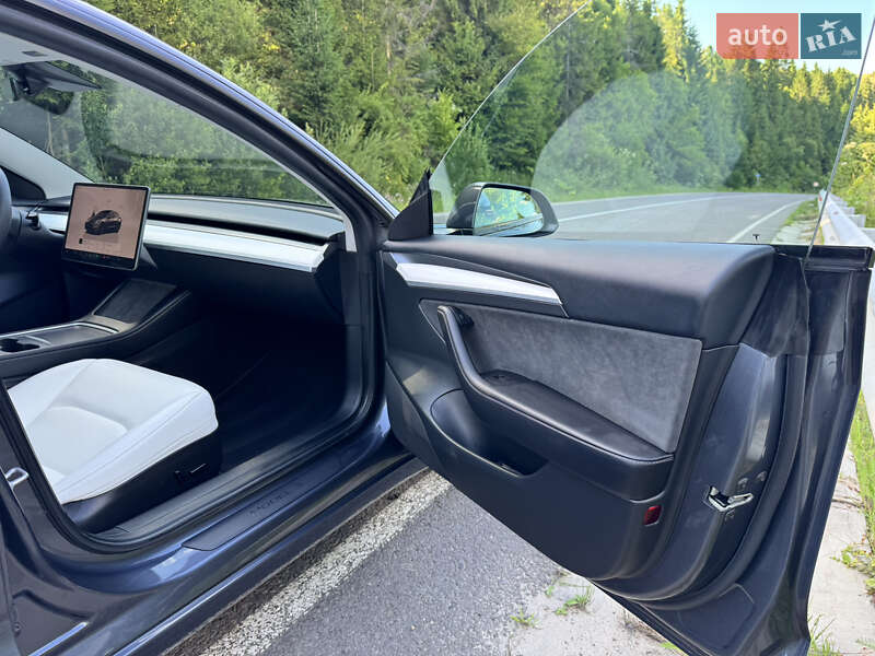 Седан Tesla Model 3 2023 в Львове