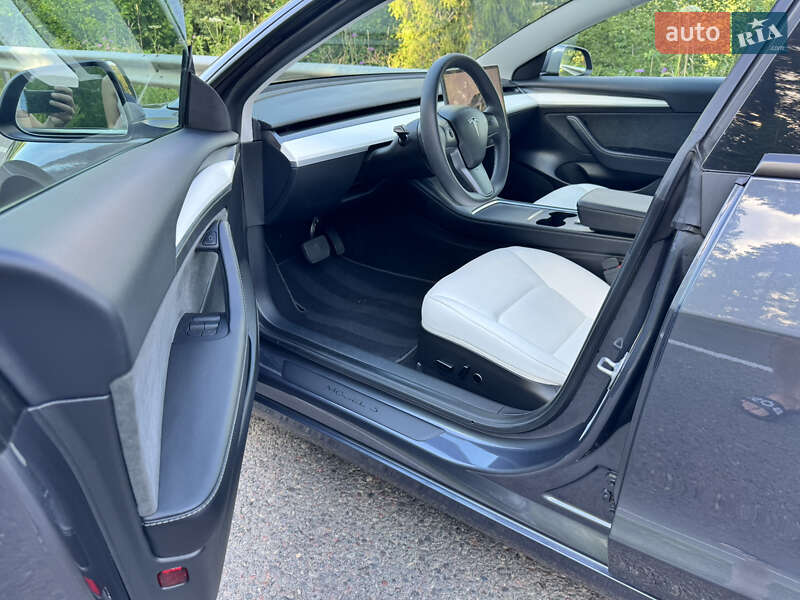 Седан Tesla Model 3 2023 в Львове