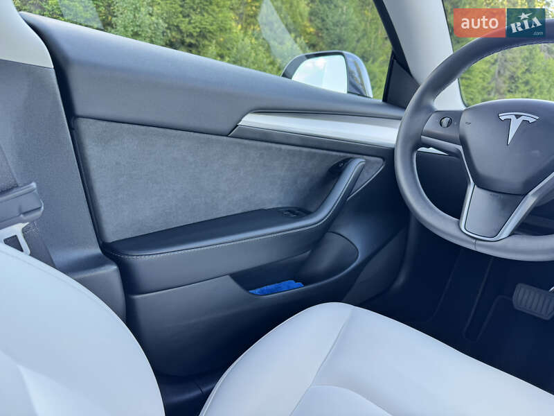 Седан Tesla Model 3 2023 в Львове