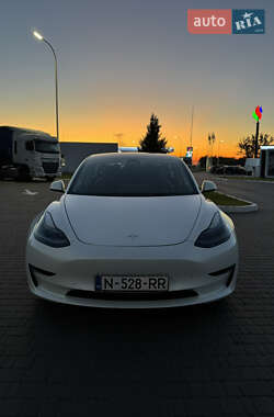 Седан Tesla Model 3 2021 в 