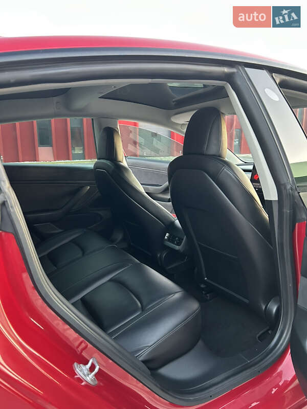 Седан Tesla Model 3 2020 в Львові