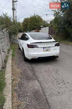 Седан Tesla Model 3 2021 в 