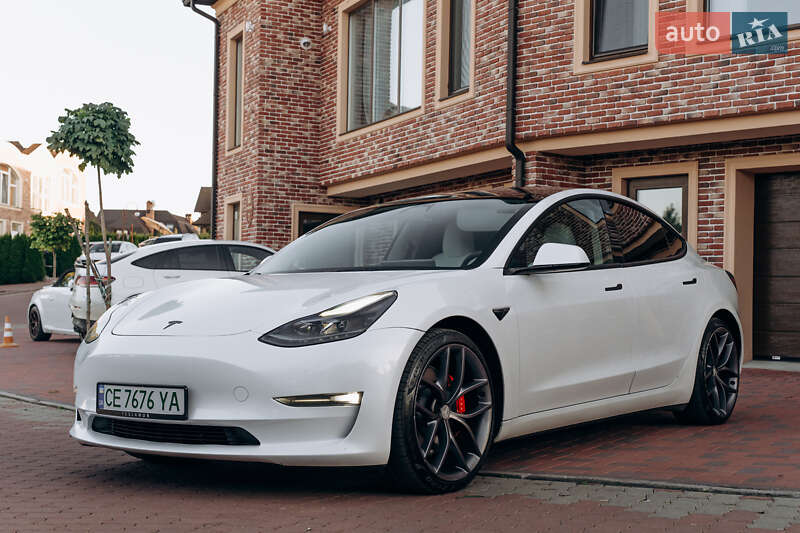 Седан Tesla Model 3 2023 в Чернівцях