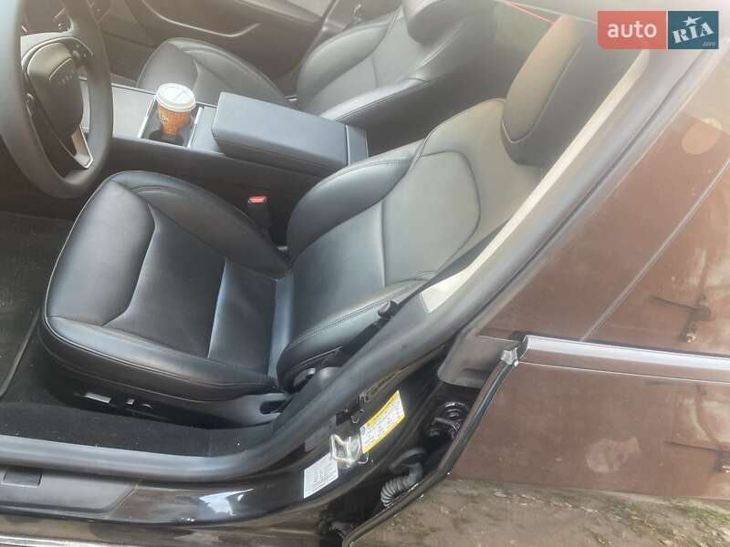 Седан Tesla Model 3 2024 в Кривому Розі