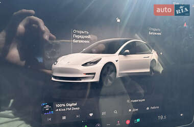 Седан Tesla Model 3 2022 в 