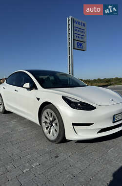 Седан Tesla Model 3 2022 в 