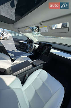 Седан Tesla Model 3 2022 в 