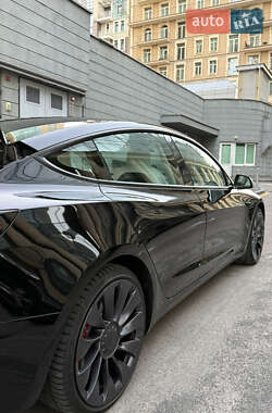 Седан Tesla Model 3 2022 в 