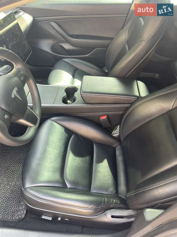 Седан Tesla Model 3 2020 в Луцке